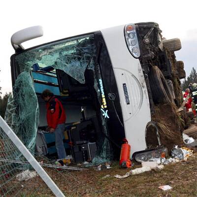 Bus kippt auf Westautobahn um