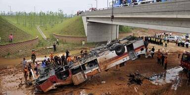 Bus von einer Brücke gefallen