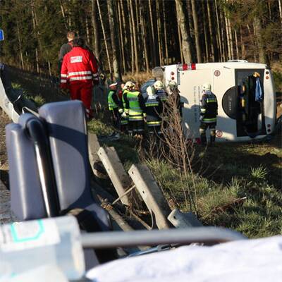 Bus kippt auf Westautobahn um