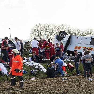 Bilder vom Schulbusunfall in Schwand