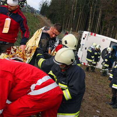 Bus kippt auf Westautobahn um