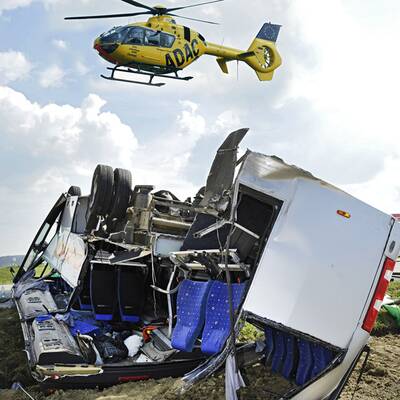 Bilder vom Schulbusunfall in Schwand