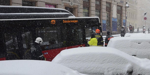 Schnee-Chaos: 4 Tote, mehr als 30 Verletzte