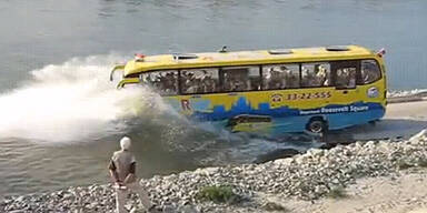 Amphibienbus droht abzusaufen