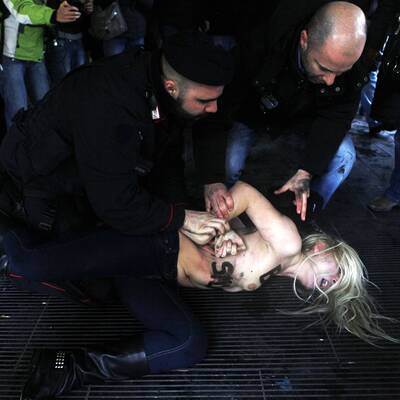 Oben Ohne-Attacke auf Berlusconi