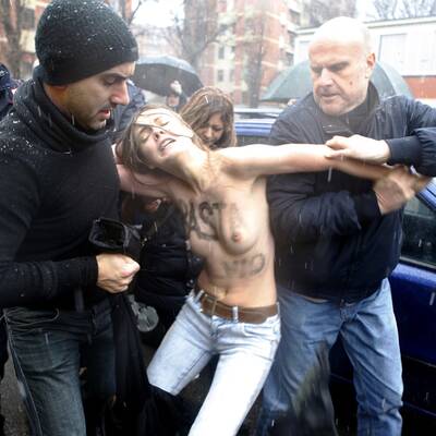 Oben Ohne-Attacke auf Berlusconi