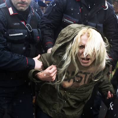 Oben Ohne-Attacke auf Berlusconi