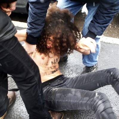 Oben Ohne-Attacke auf Berlusconi