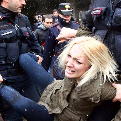 Oben Ohne-Attacke auf Berlusconi