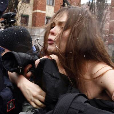 Oben Ohne-Attacke auf Berlusconi