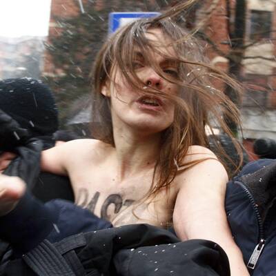 Oben Ohne-Attacke auf Berlusconi