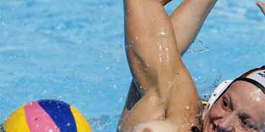 Busenblitzer beim Wasserball