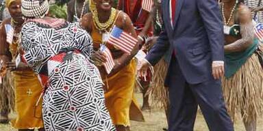 George Bush schwingt in Liberia die Hüften