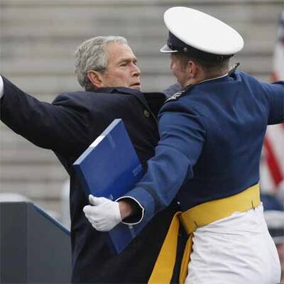 Bush bei Kadetten-Veraschiedung bei bester Laune