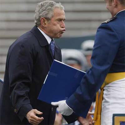 Bush bei Kadetten-Veraschiedung bei bester Laune