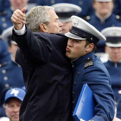 Bush bei Kadetten-Veraschiedung bei bester Laune