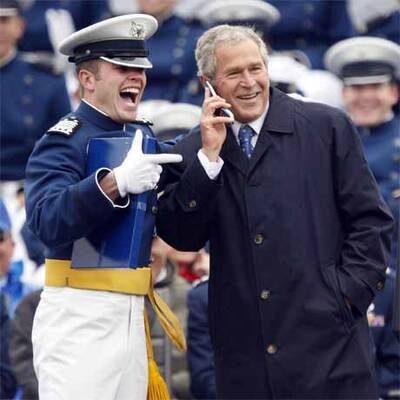 Bush bei Kadetten-Veraschiedung bei bester Laune