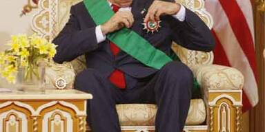 George Bush schwingt in Liberia die Hüften