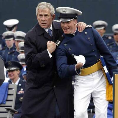 Bush bei Kadetten-Veraschiedung bei bester Laune