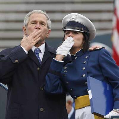 Bush bei Kadetten-Veraschiedung bei bester Laune