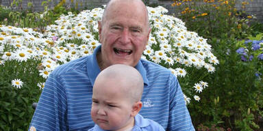 Bush Senior rasiert sich Glatze