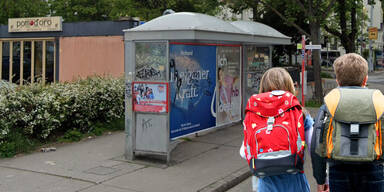 Kinder Bushaltestelle Liesing Lieferwagen