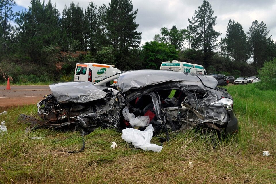 Bus kollidiert mit Auto und stürzt von Brücke