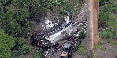 Nicht f&uuml;r Bef&ouml;rderung zugelassener Bus st&uuml;rzte von Br&uuml;cke - mindestens 18 Tote