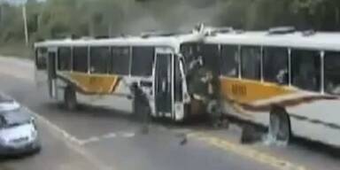 Frontalzusammenstoss zweier Busse in Rio