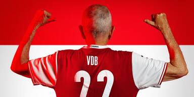 Pr&auml;sident posiert vor Match in Team-Dress