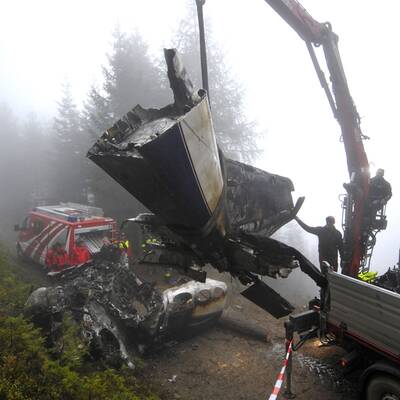 Einsatzkräfte beim Zerlegen des Flugzeugs