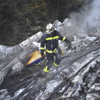 Einsatzkräfte beim Zerlegen des Flugzeugs