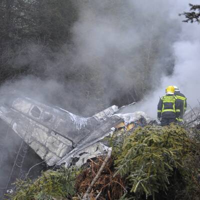 Einsatzkräfte beim Zerlegen des Flugzeugs