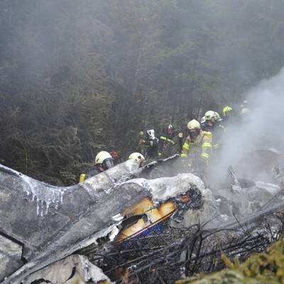 Einsatzkräfte beim Zerlegen des Flugzeugs