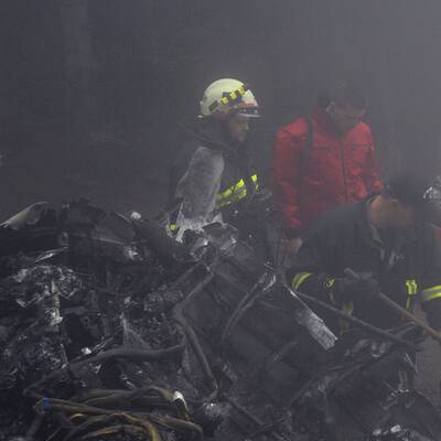 Einsatzkräfte beim Zerlegen des Flugzeugs