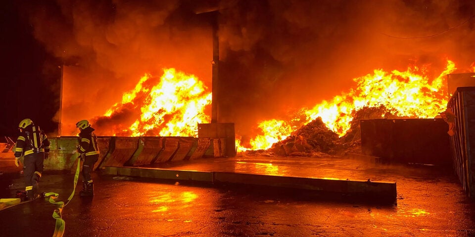 Großbrand in Mülldeponie im Bezirk Amstetten
