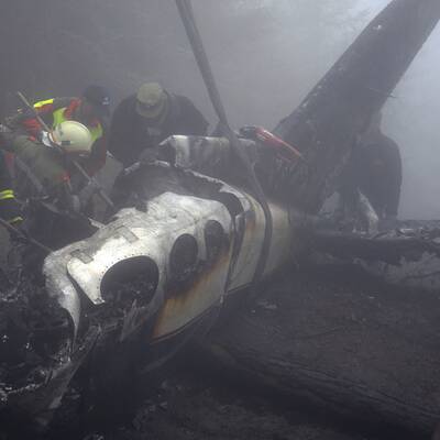 Einsatzkräfte beim Zerlegen des Flugzeugs