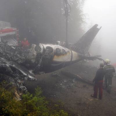 Einsatzkräfte beim Zerlegen des Flugzeugs