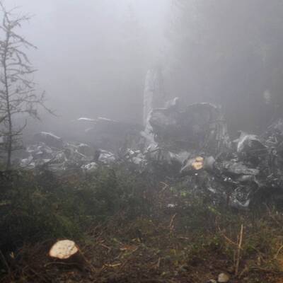 Einsatzkräfte beim Zerlegen des Flugzeugs