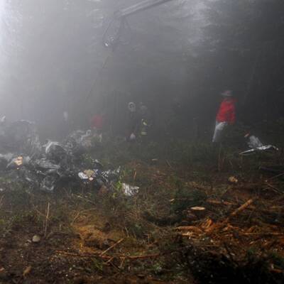 Einsatzkräfte beim Zerlegen des Flugzeugs