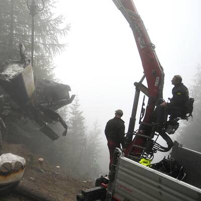 Einsatzkräfte beim Zerlegen des Flugzeugs