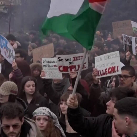 Mailand: Olympisches Feuer und ICE-Proteste