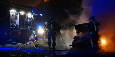 Abgestelltes Unfallfahrzeug ging in Flammen auf