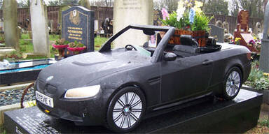 Bestattung very britisch: Ein Cabrio als Grab