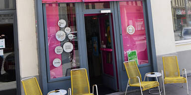 Rechter Randalierer verstopfte Toilette in Anti-Hofer-Café