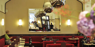 Pl&uuml;sch und Kugellampen im neuen Cafe Museum
