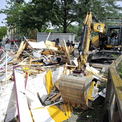 Abriss-Trupp an der Copa Cagrana