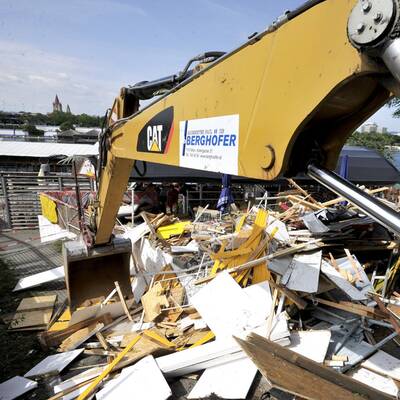 Abriss-Trupp an der Copa Cagrana