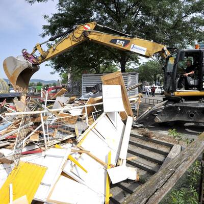 Abriss-Trupp an der Copa Cagrana