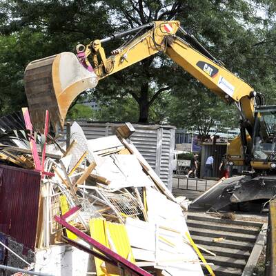 Abriss-Trupp an der Copa Cagrana